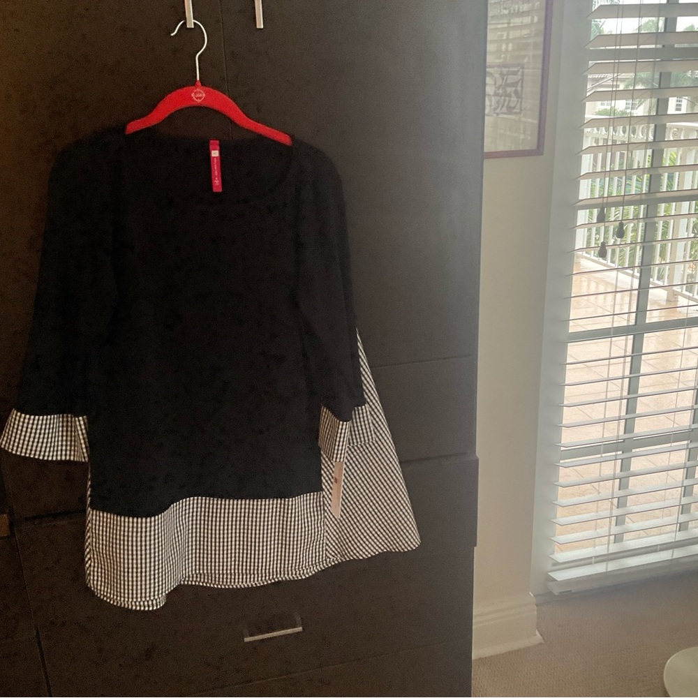 IC COLLECTION Black Blouse with White Checkered Hem